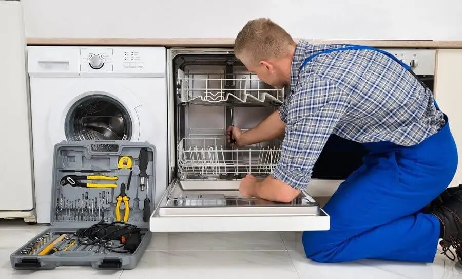 Efeler Midea servisi teknisyen ekibi beyaz eşya tamiri yaparken